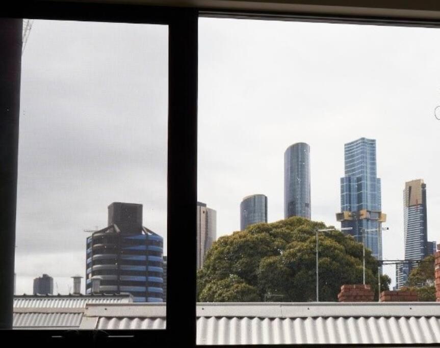 Brilliant Townhouse in Sensational Sth Melb Law
