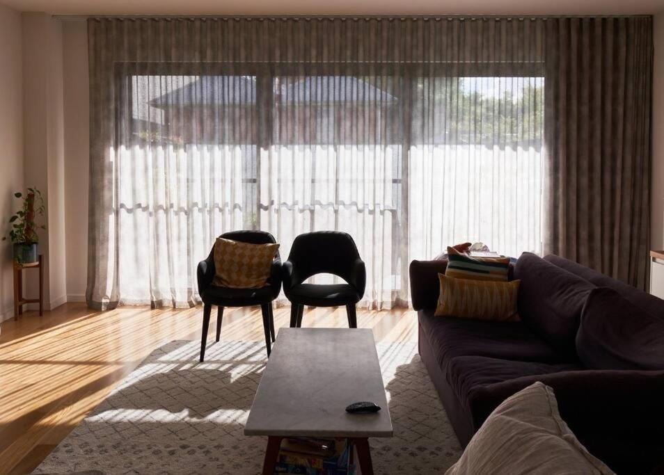 Brilliant Townhouse in Sensational Sth Melb Law