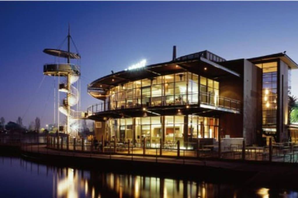 Brilliant Townhouse in Sensational Sth Melb Law