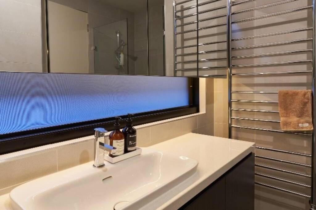 Brilliant Townhouse in Sensational Sth Melb Law