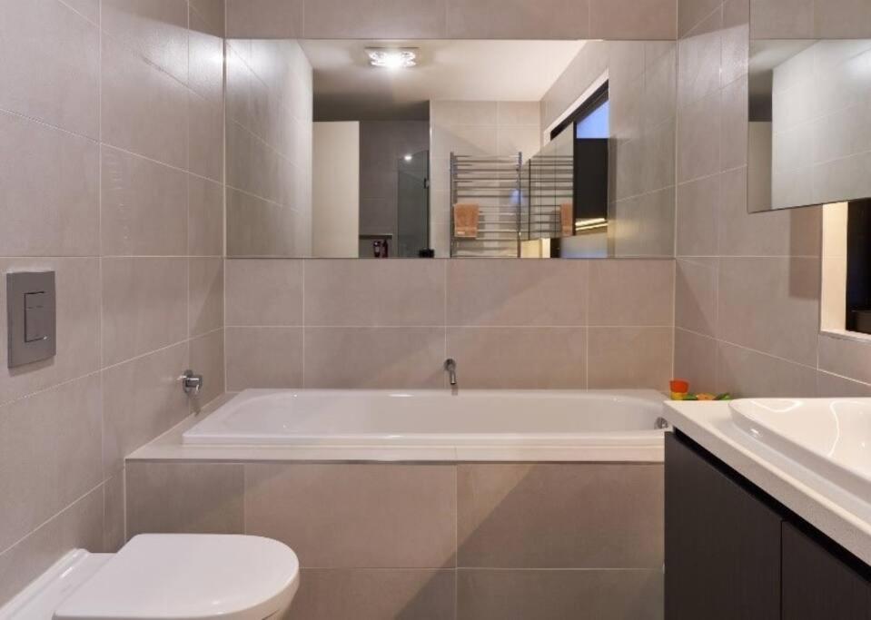 Brilliant Townhouse in Sensational Sth Melb Law