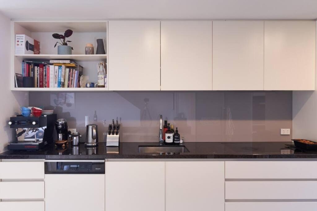 Brilliant Townhouse in Sensational Sth Melb Law
