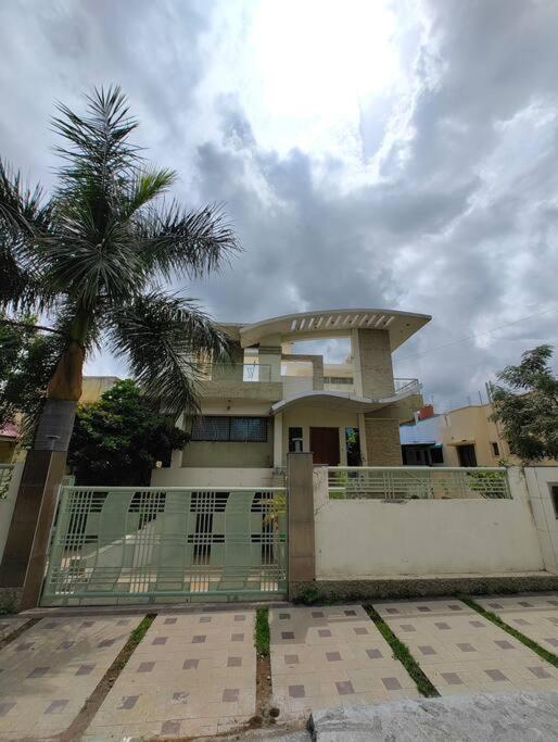 Private & Elegant 3BHK villa, Hillside Hideaway, 10 mins from MH Bus Stand