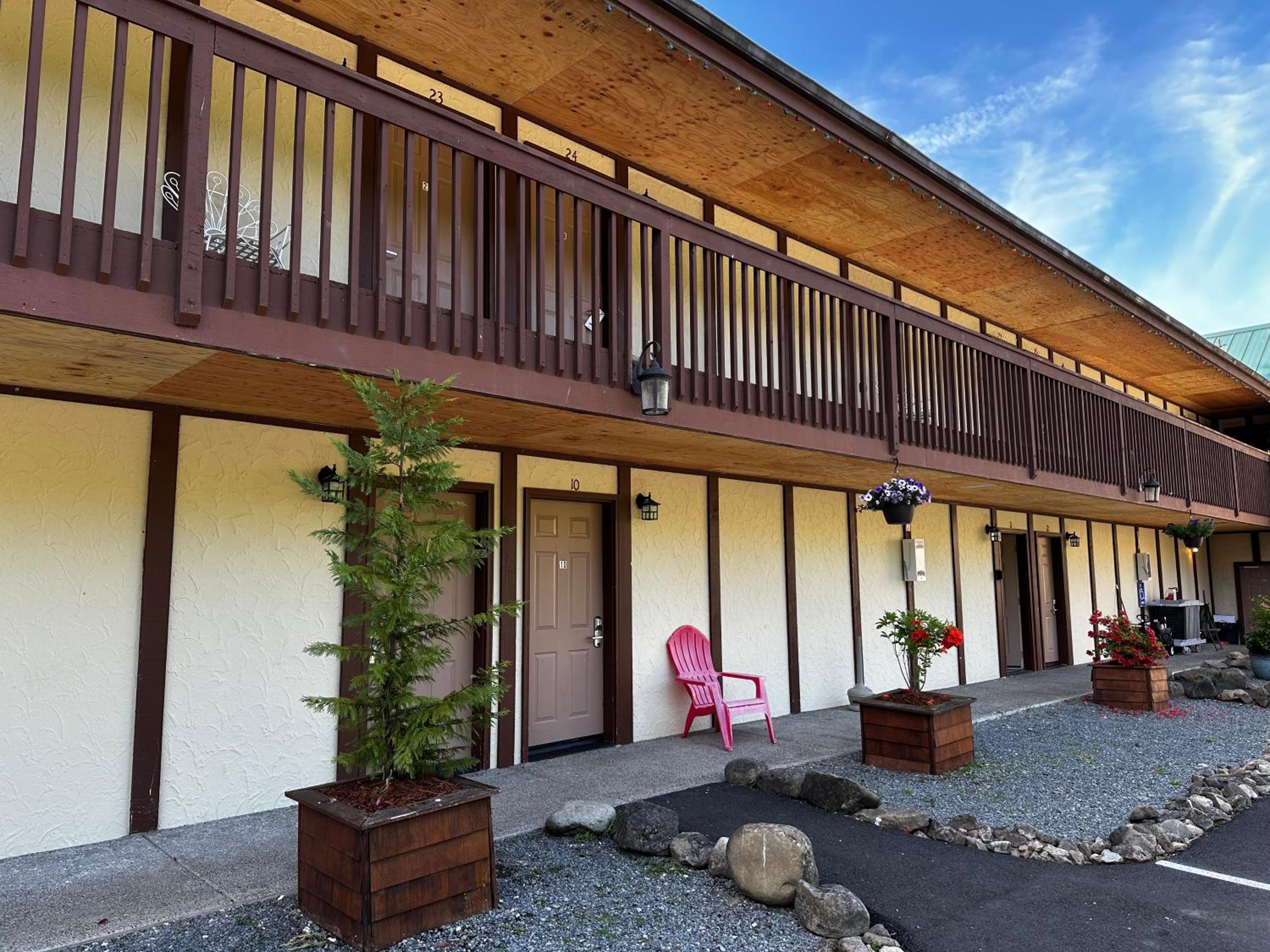 Packwood Lodge & Cabins
