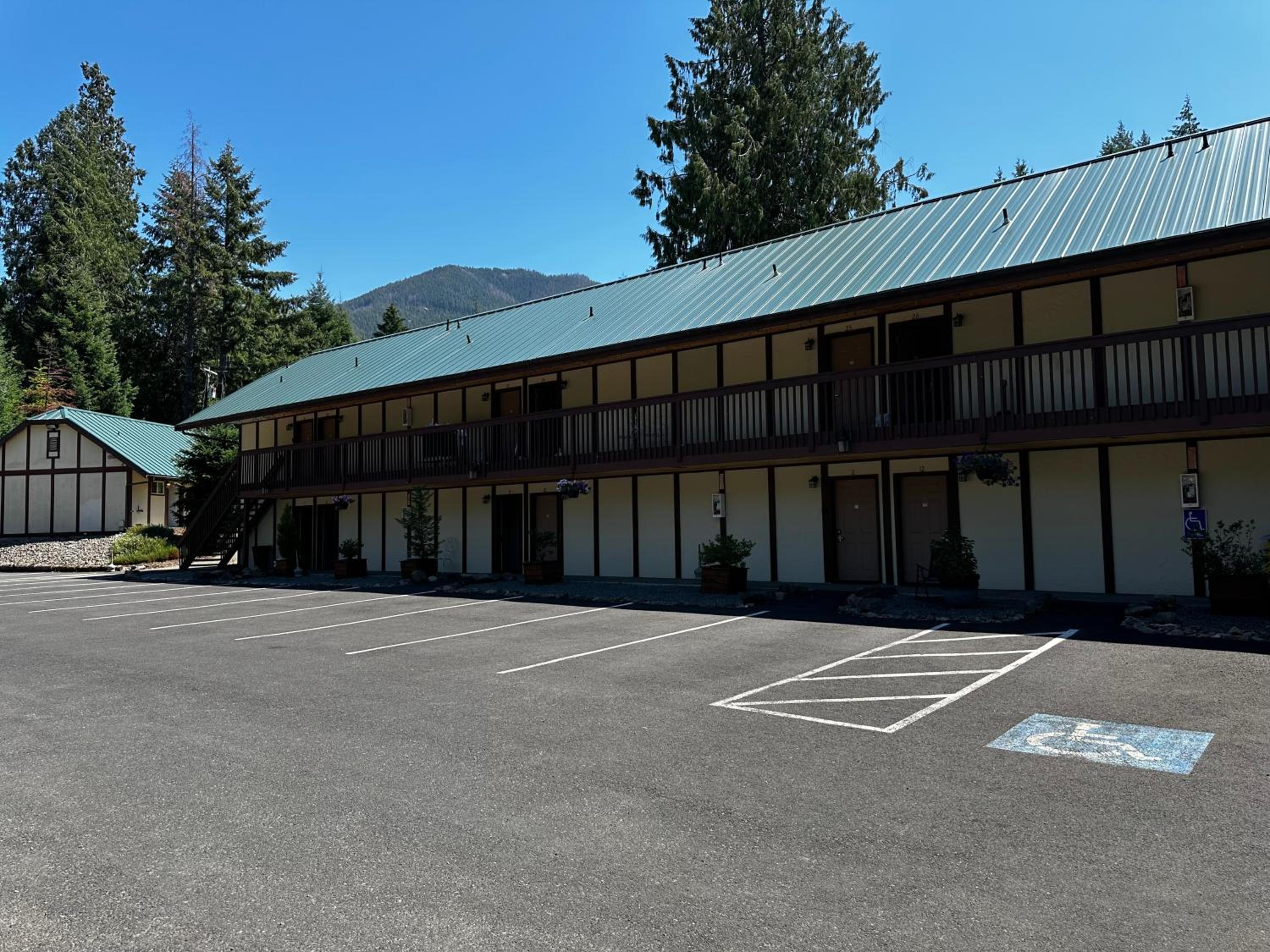 Packwood Lodge & Cabins