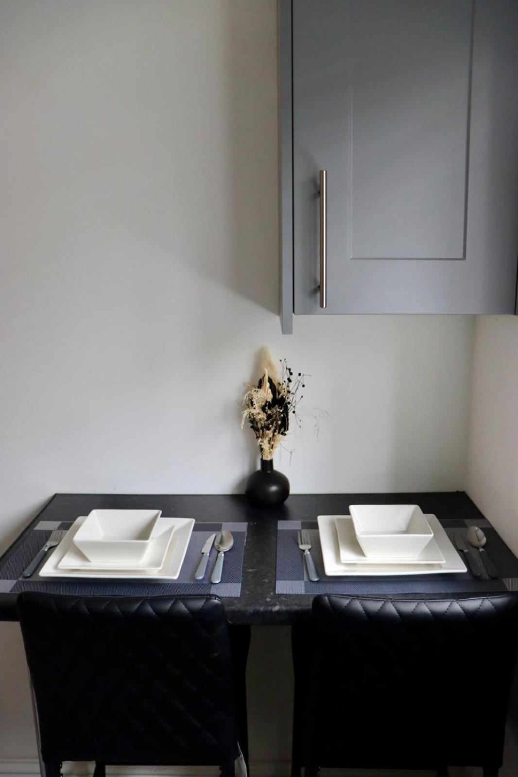 Luxury 2 Guest House, Parking with EV , WIFI AND NETFLIX