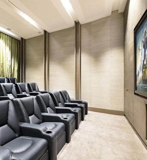 Prima Tower - Penthouse Style Super-sized Apartment with Balcony by Casino and MCEC