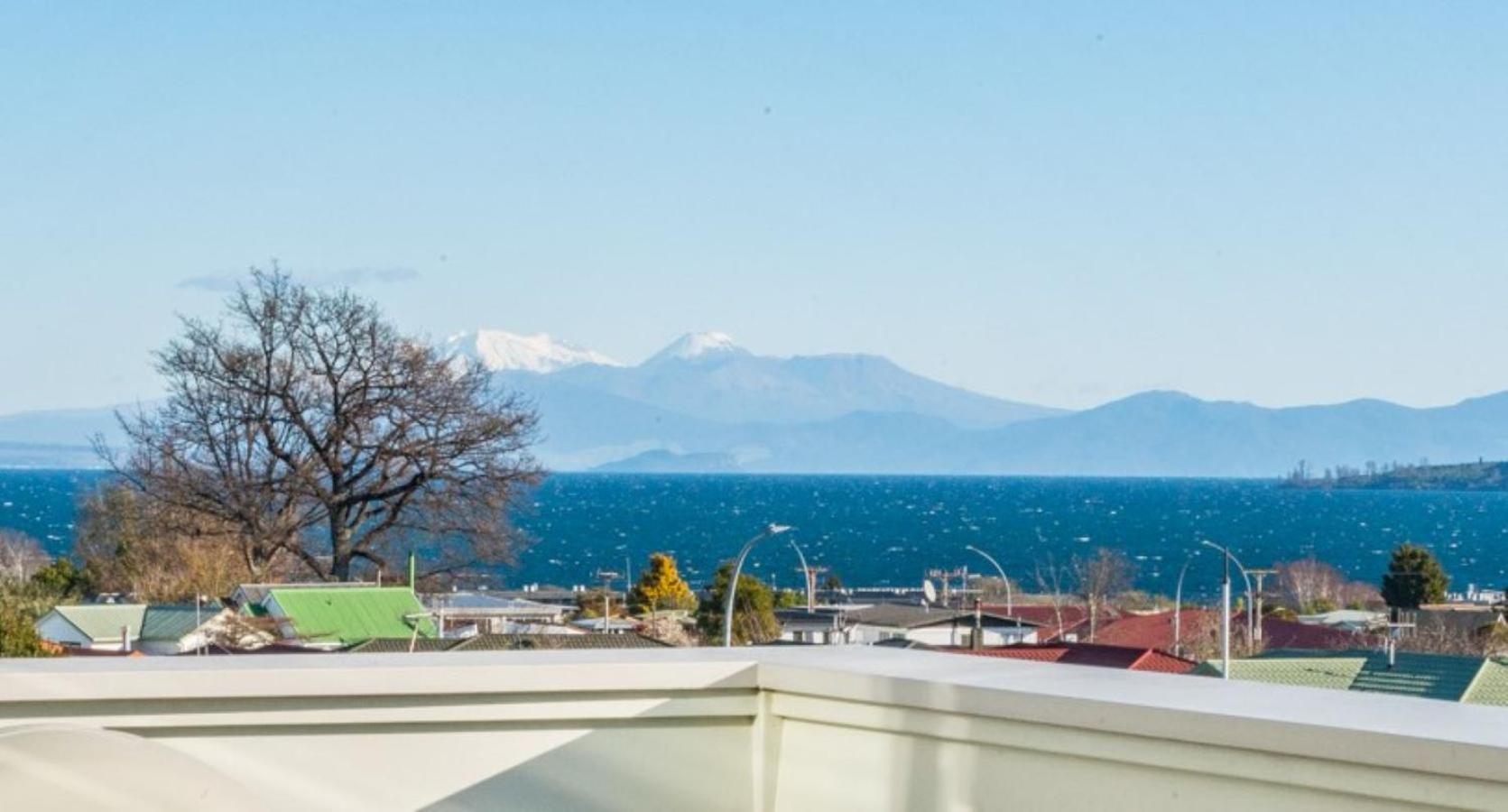 Timeout @ Taupo - Lake Views