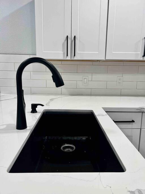 Phoenix Vacations - Affordable Modern Home Near Airport! Private AZ - Property Image 8