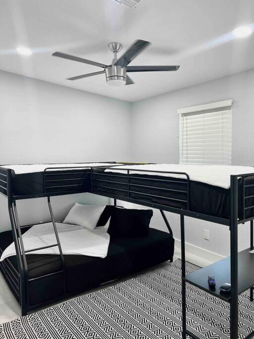 Phoenix Vacations - Affordable Modern Home Near Airport! Private AZ - Property Image 4