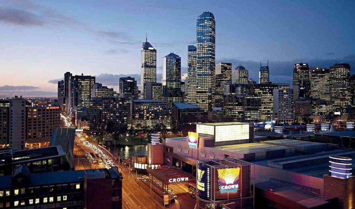 Stylish, City Views - Apartment with Balcony Opposite Casino and MCEC