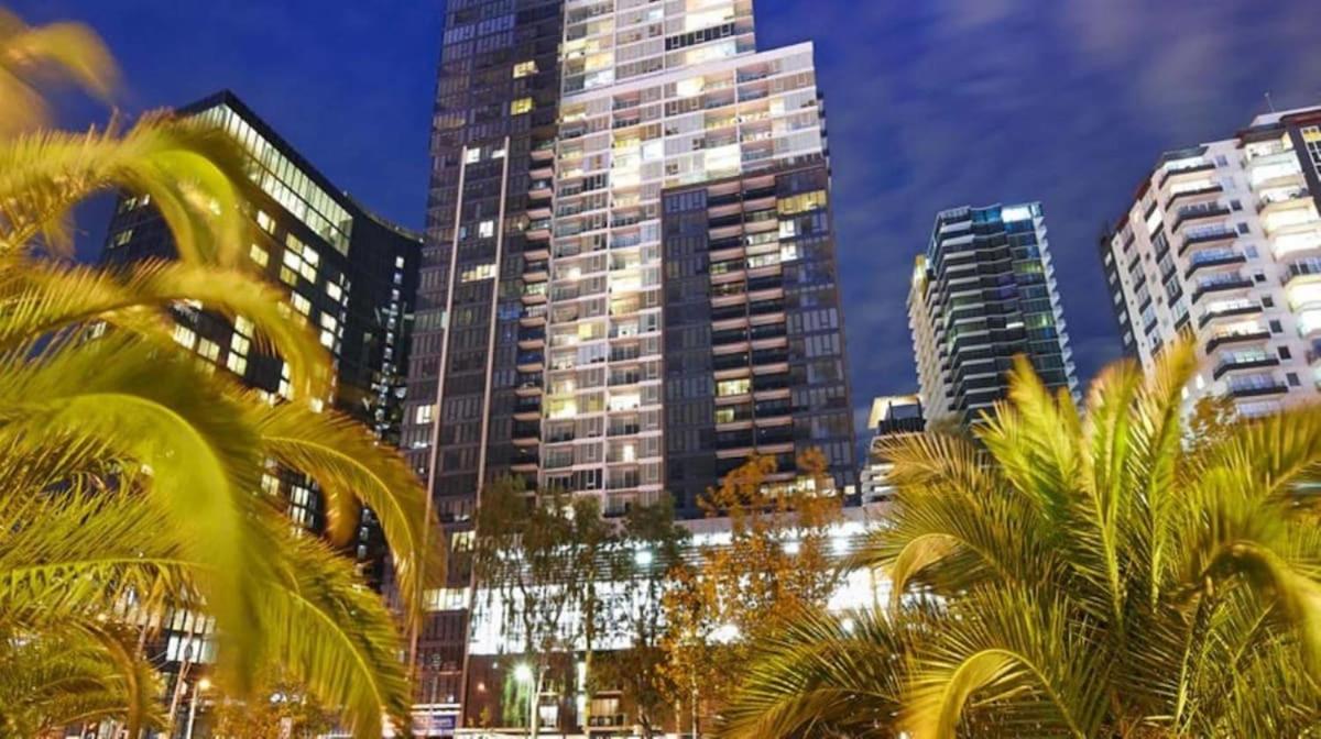 Stylish, City Views - Apartment with Balcony Opposite Casino and MCEC