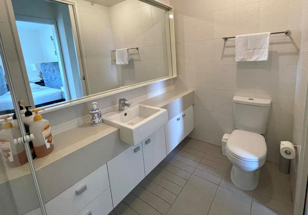 Stylish, City Views - Apartment with Balcony Opposite Casino and MCEC