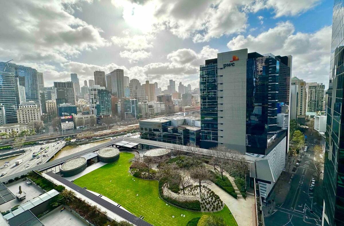 Freshwater PL - Stylish City View Apartment with Balcony and River Views
