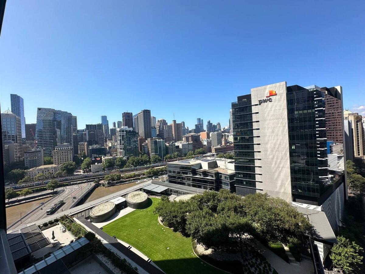 Freshwater PL - Stylish City View Apartment with Balcony and River Views