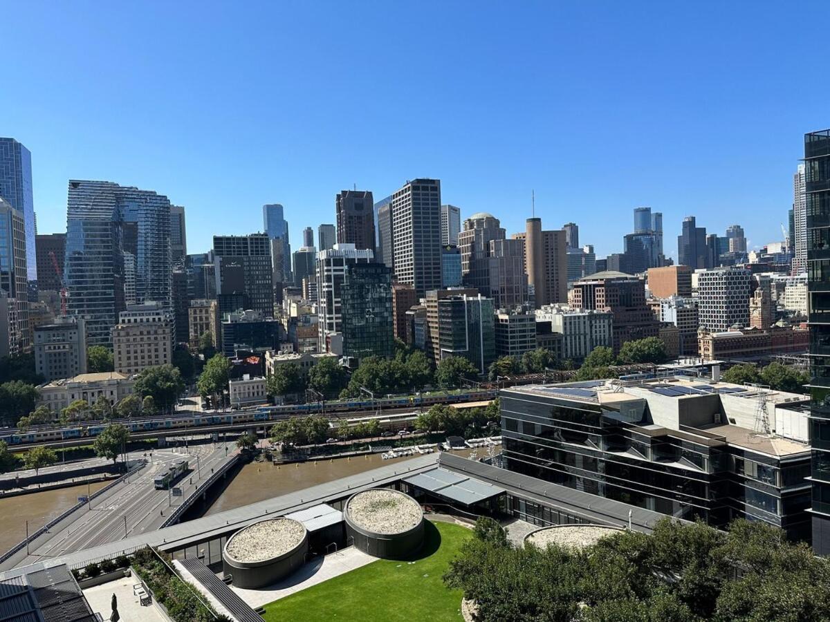 Freshwater PL - Stylish City View Apartment with Balcony and River Views