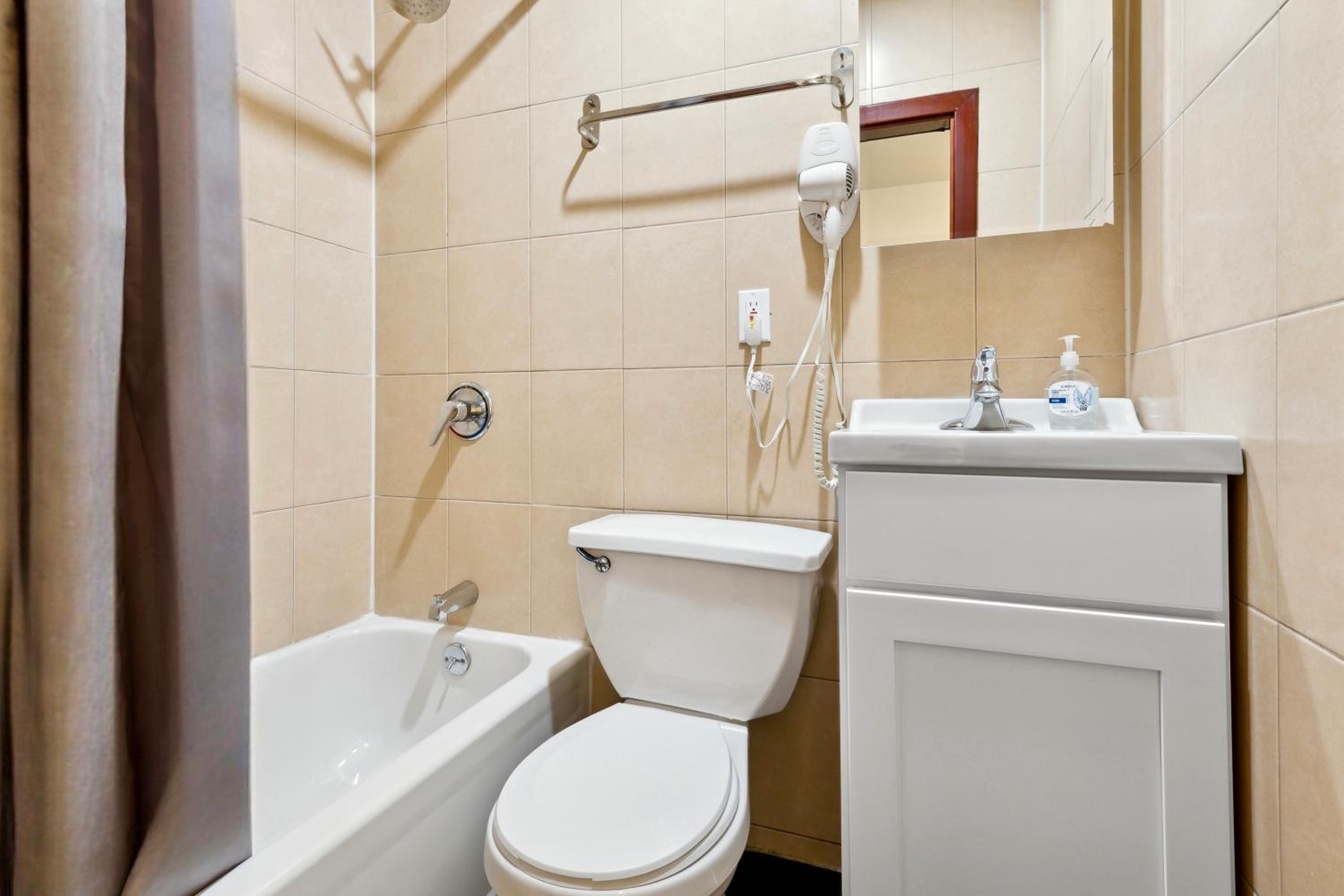 2 BD Central Apt Next to Diamond District