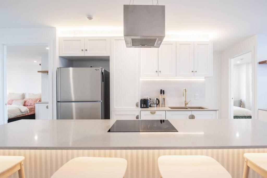 2BR Burleigh Beachside Apartment With Views with Pool