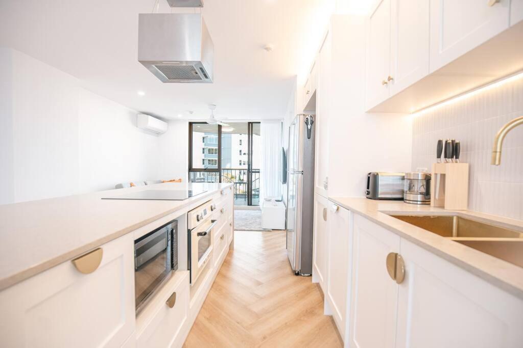 2BR Burleigh Beachside Apartment With Views with Pool