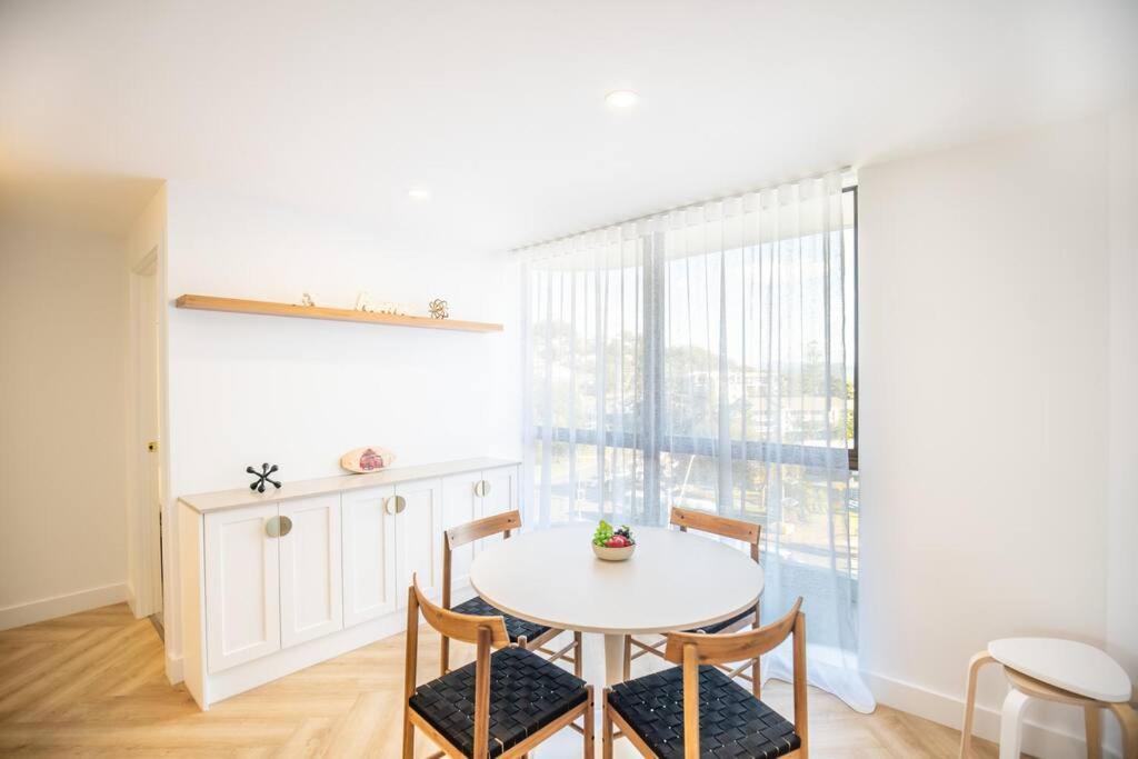 2BR Burleigh Beachside Apartment With Views with Pool