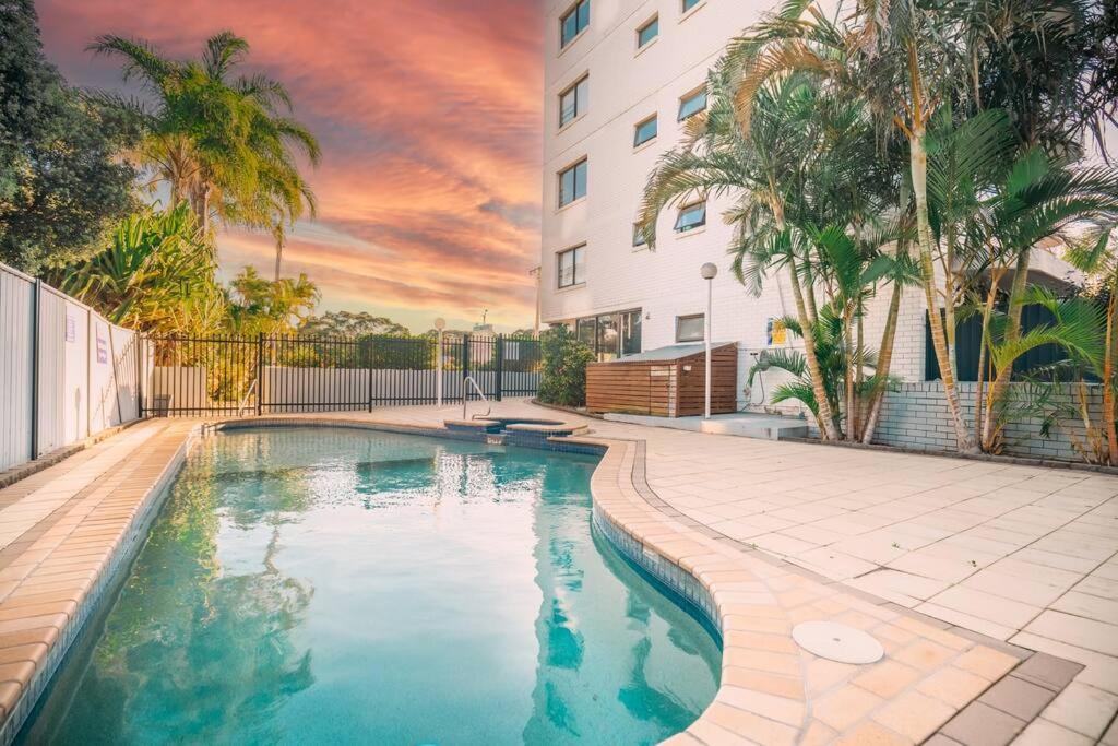 2BR Burleigh Beachside Apartment With Views with Pool