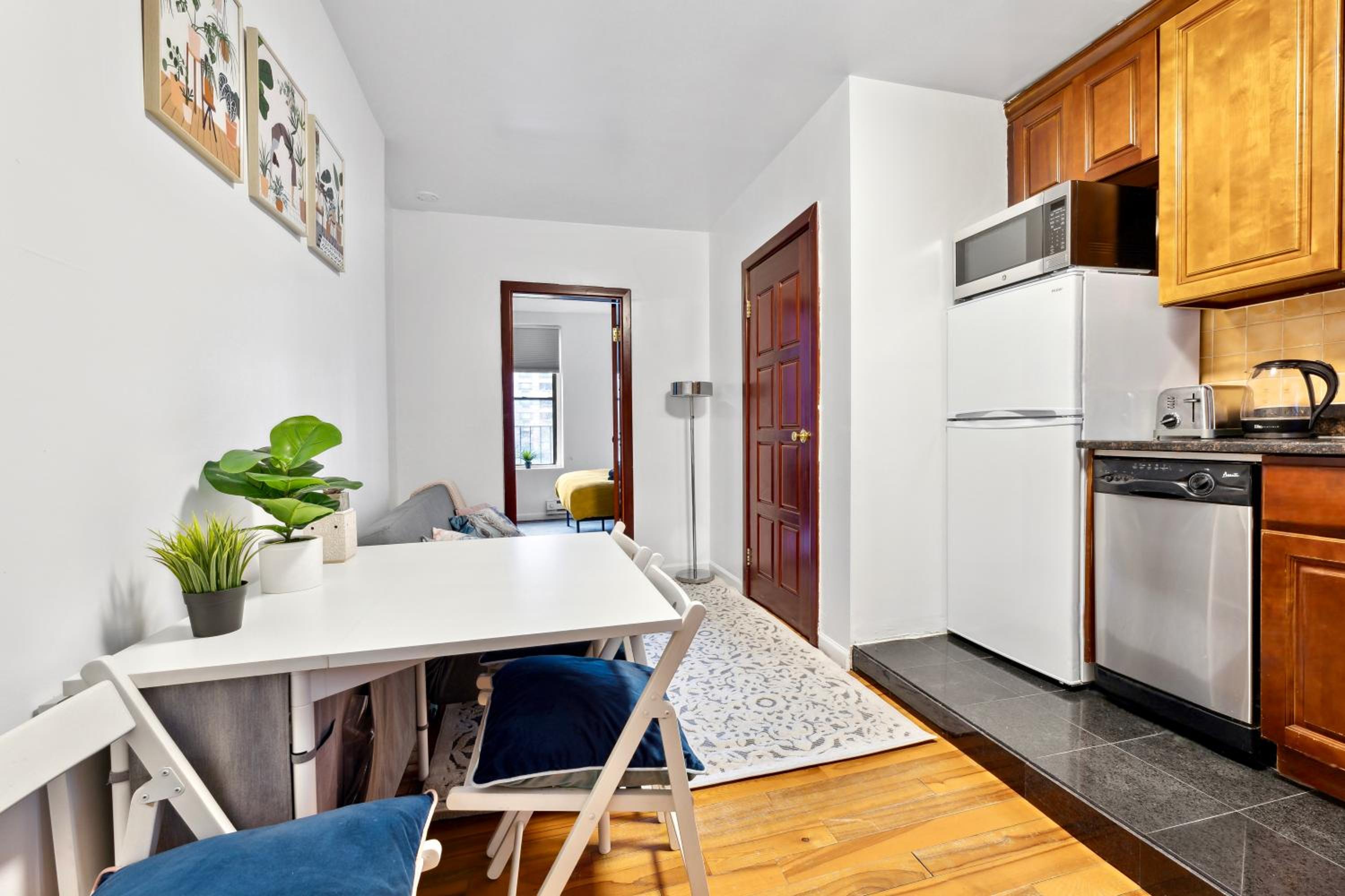 2 BD Central Apt Next to Diamond District