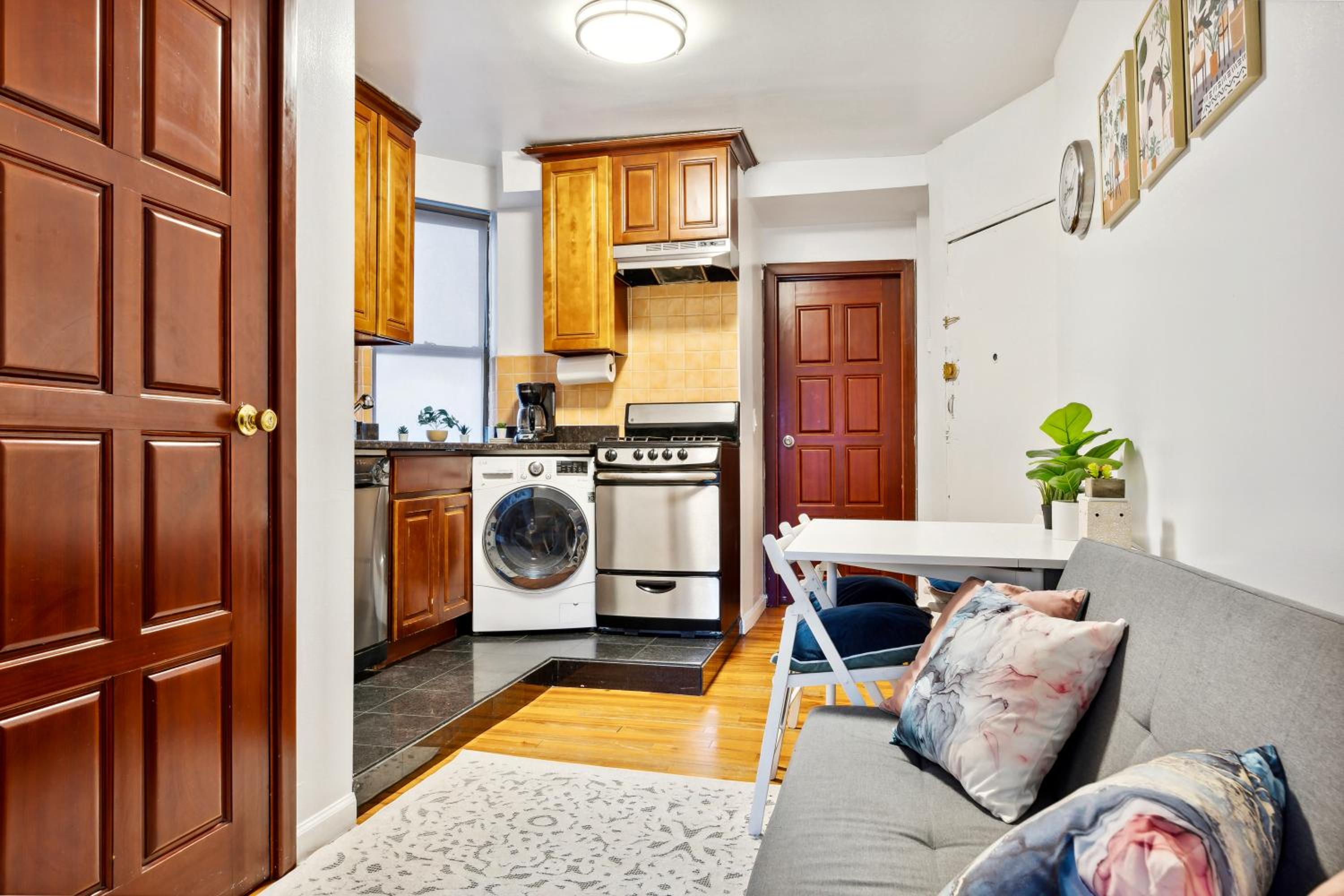 2 BD Central Apt Next to Diamond District