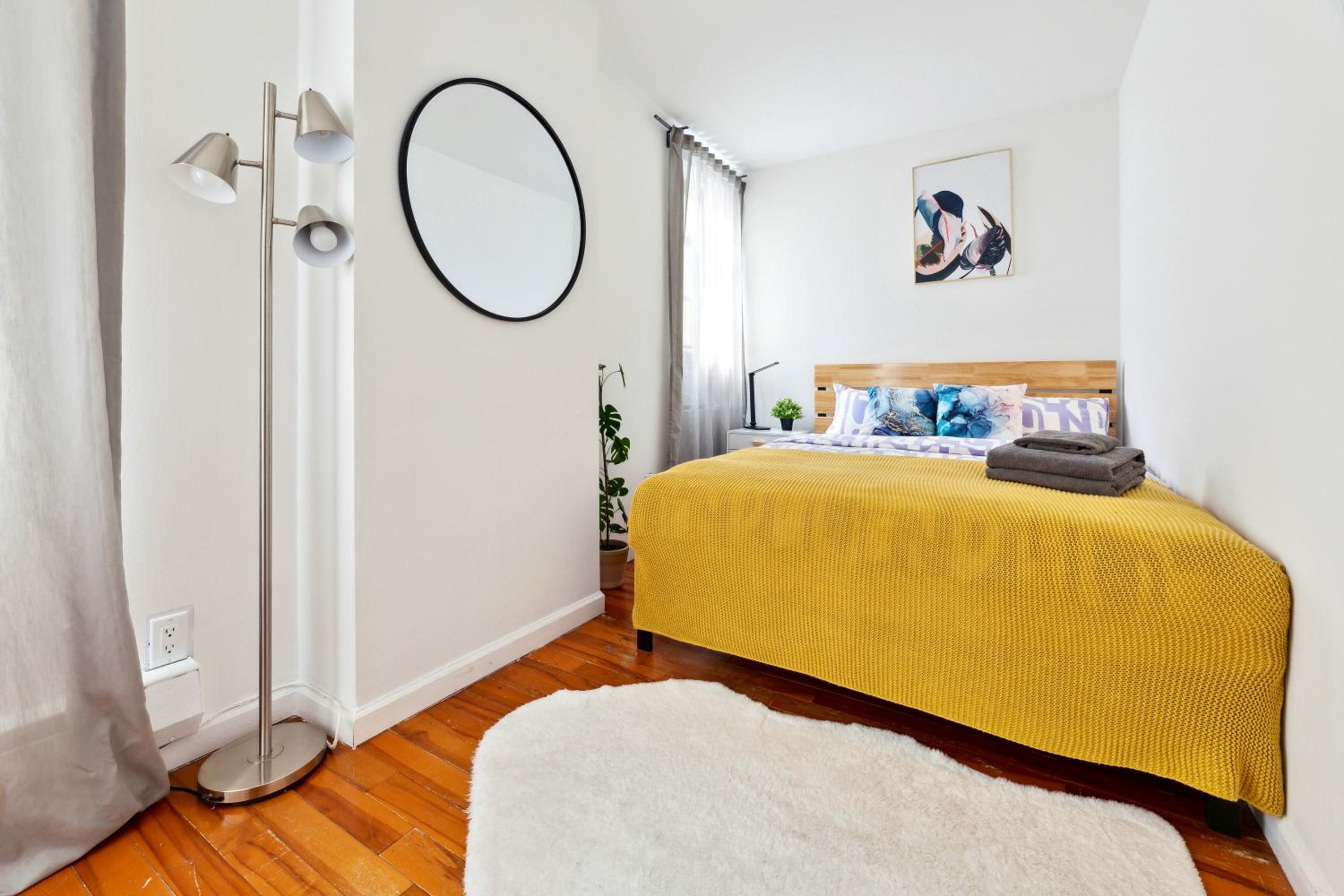 2 BD Central Apt Next to Diamond District