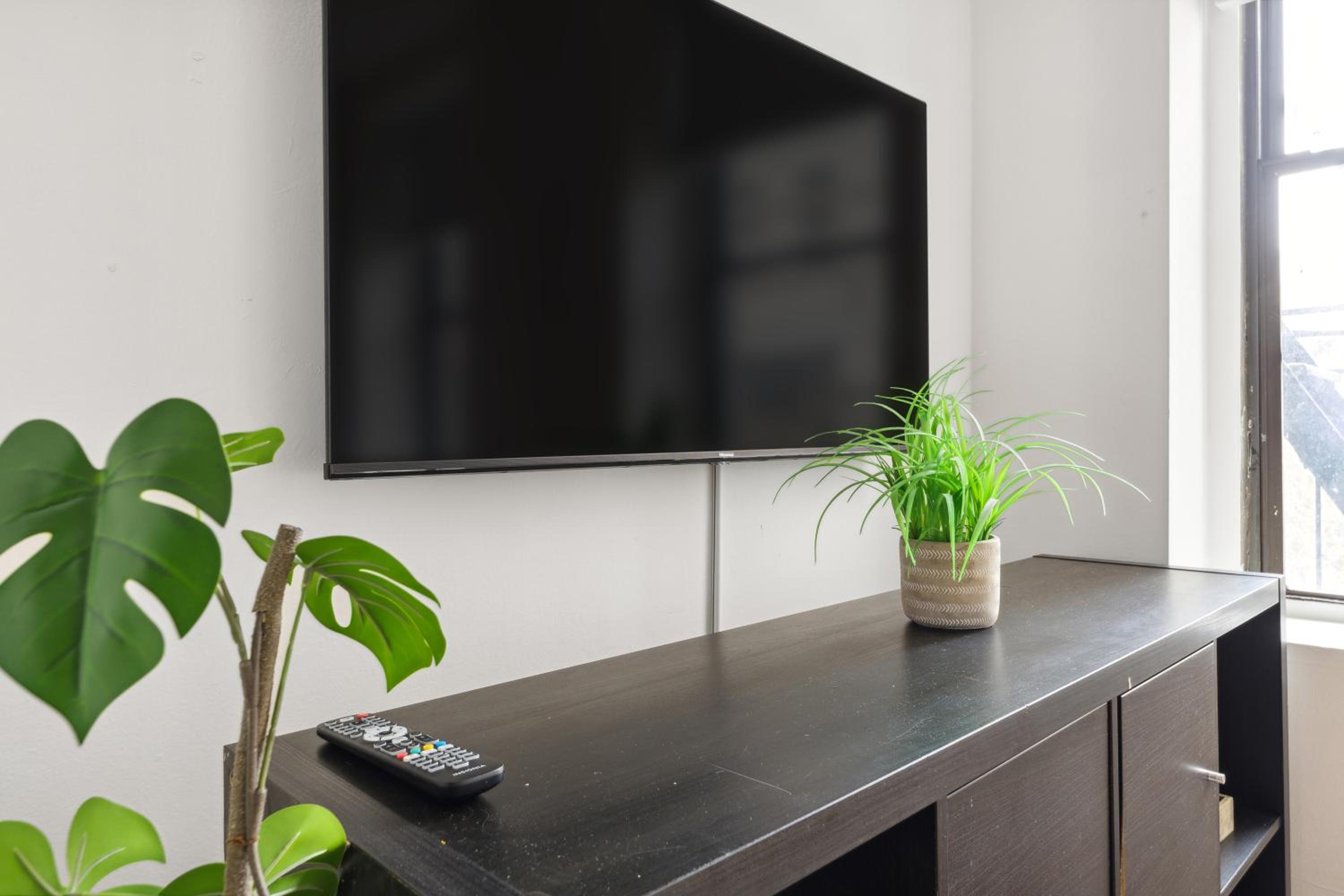 2 BD Central Apt Next to Diamond District