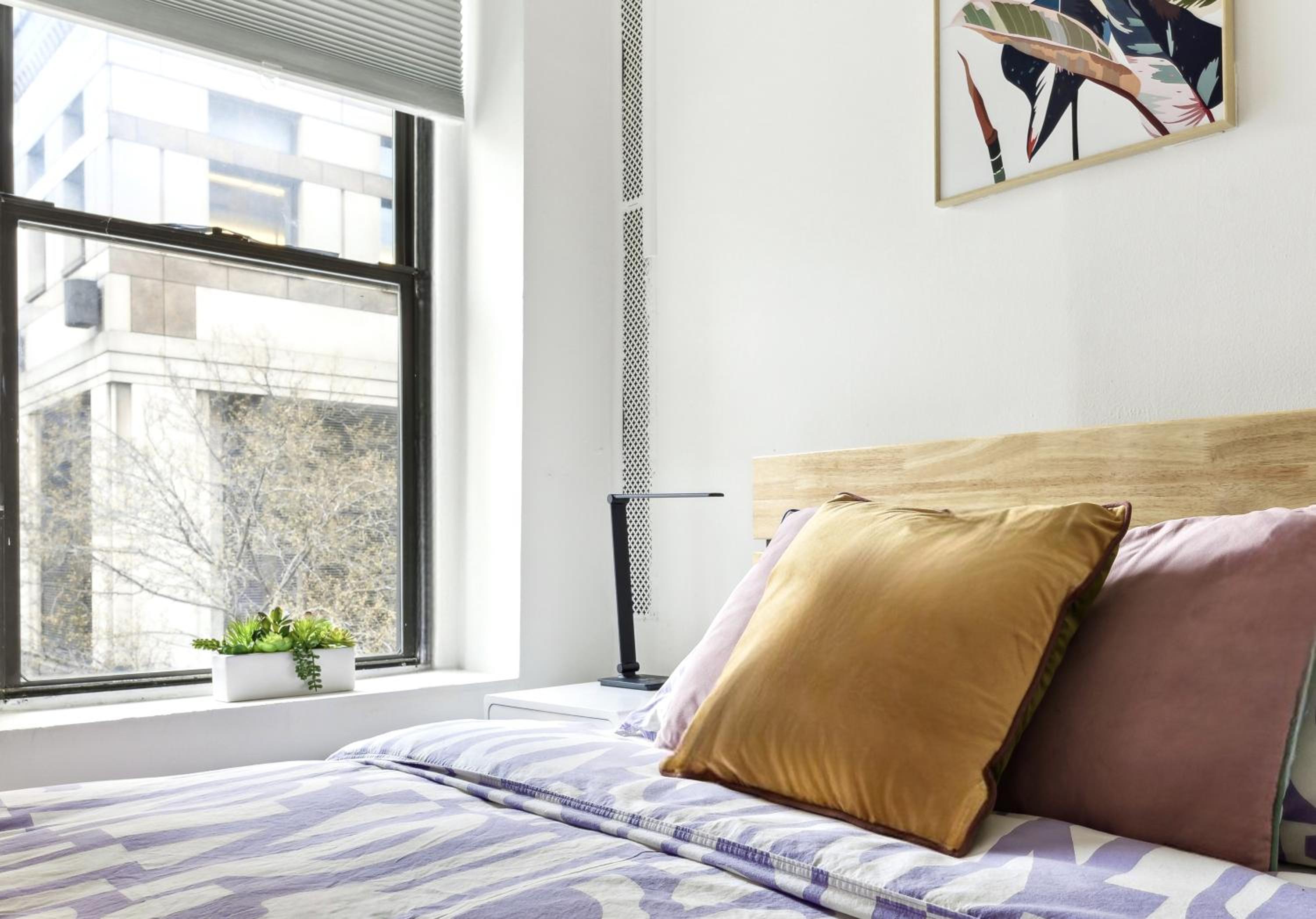 2 BD Central Apt Next to Diamond District