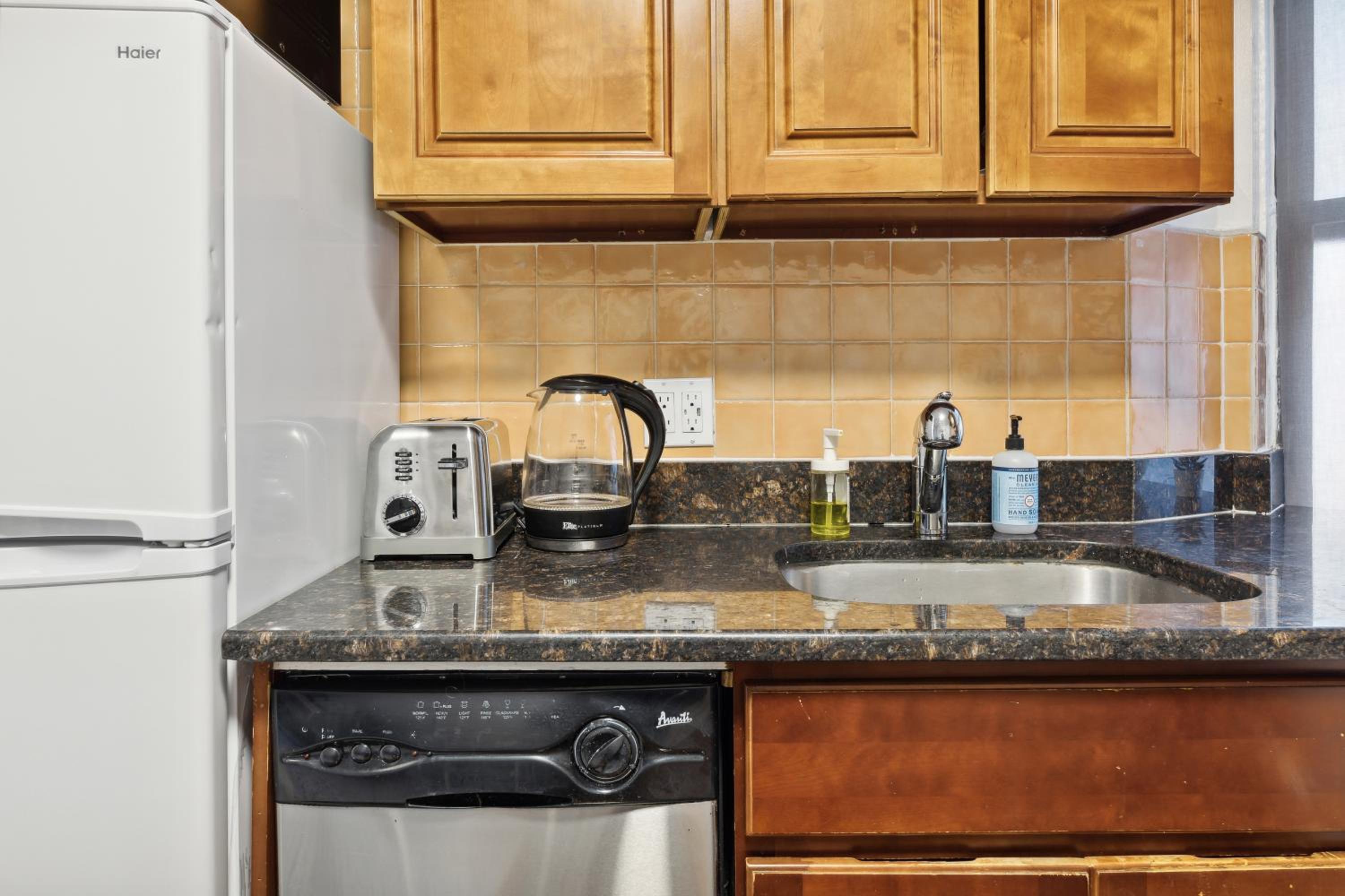 2 BD Central Apt Next to Diamond District