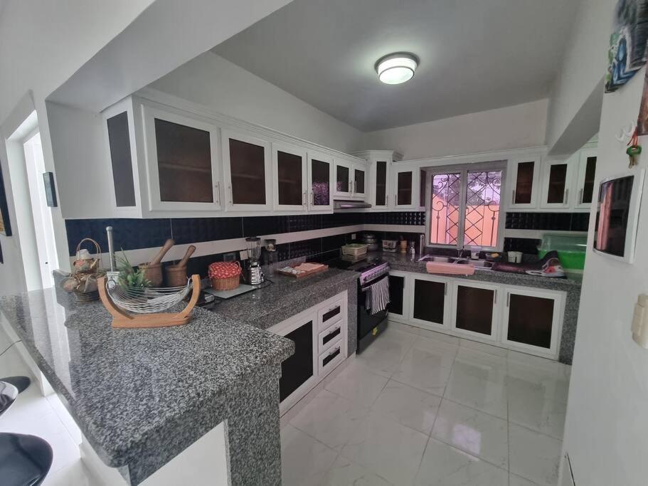 Apt moderno con balcón en área tranquila
