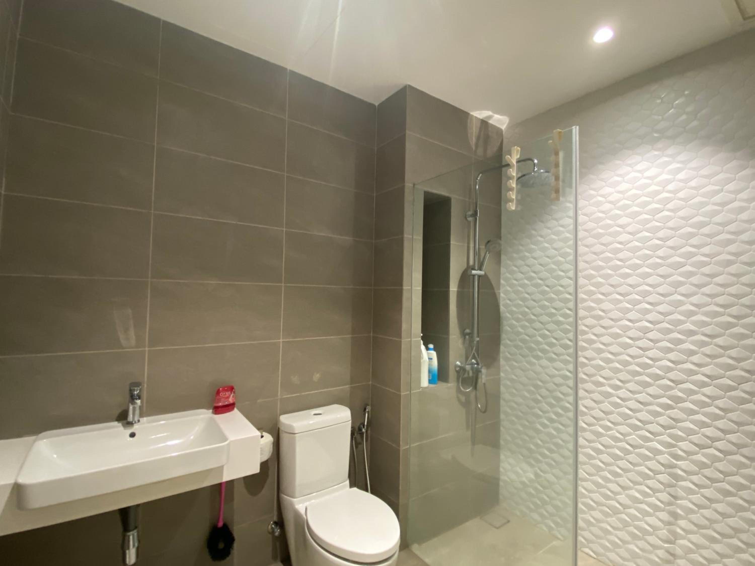 4 Pax Monorail Suite next to Quill City Mall