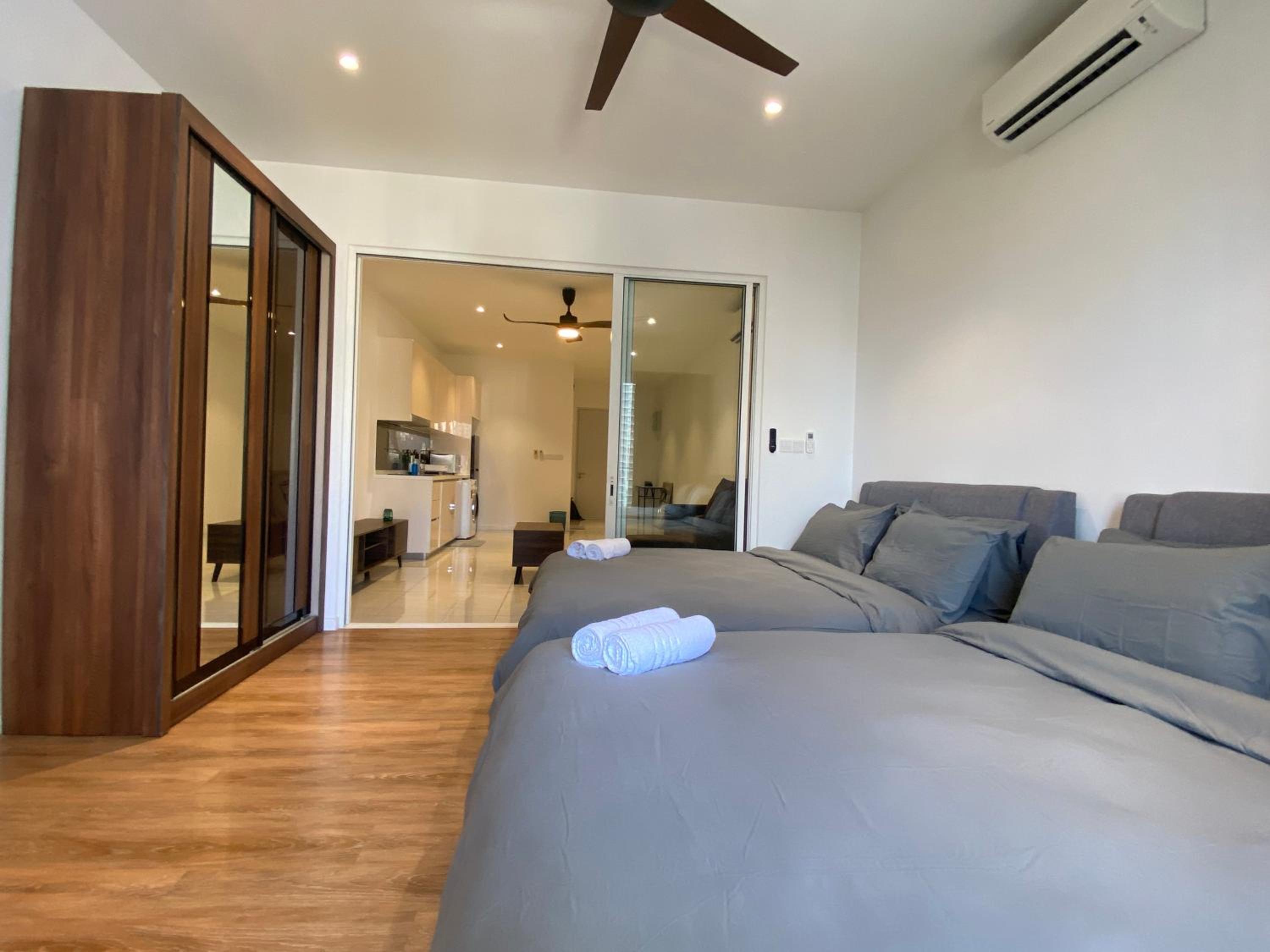 4 Pax Monorail Suite next to Quill City Mall