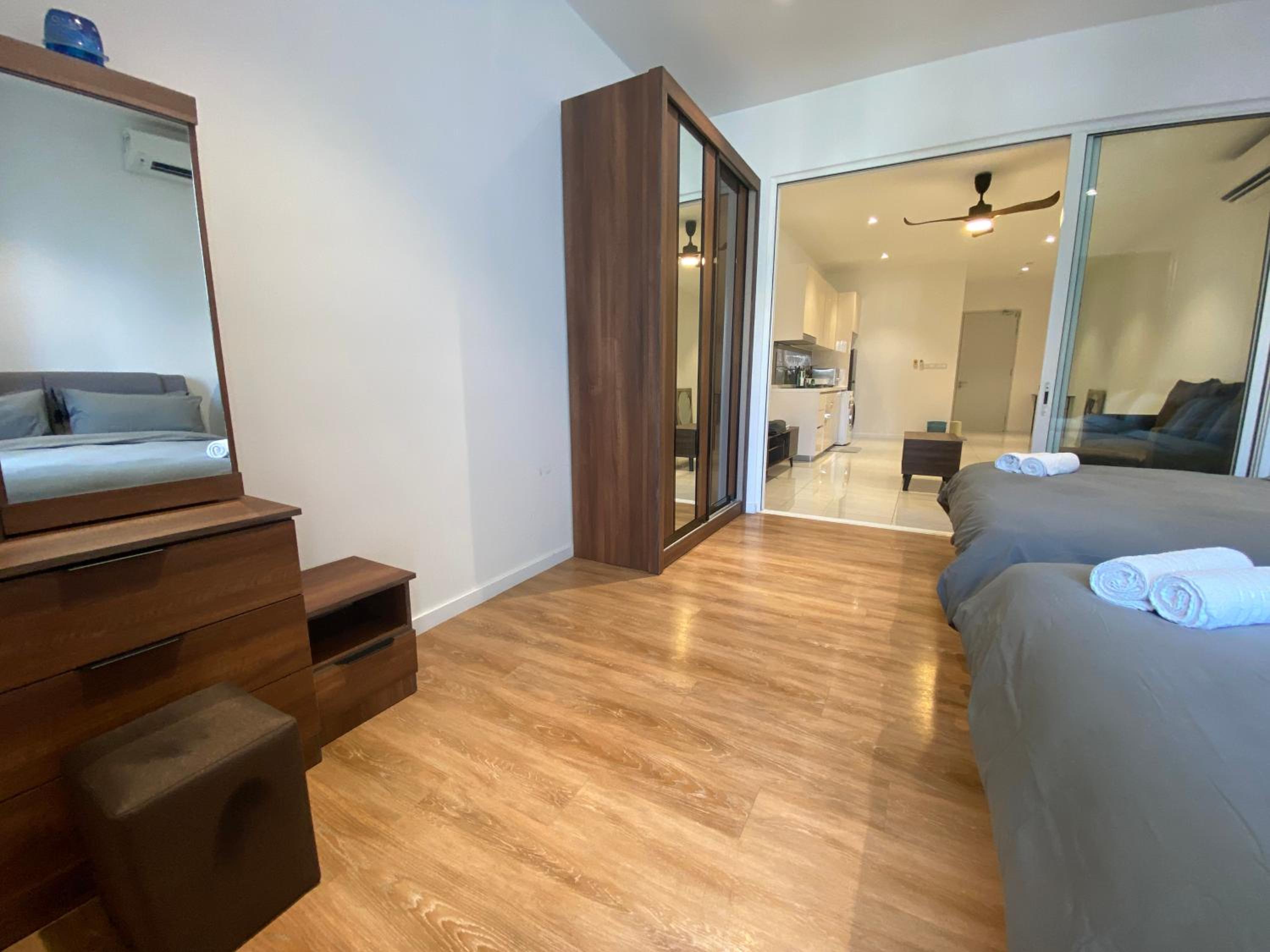 4 Pax Monorail Suite next to Quill City Mall