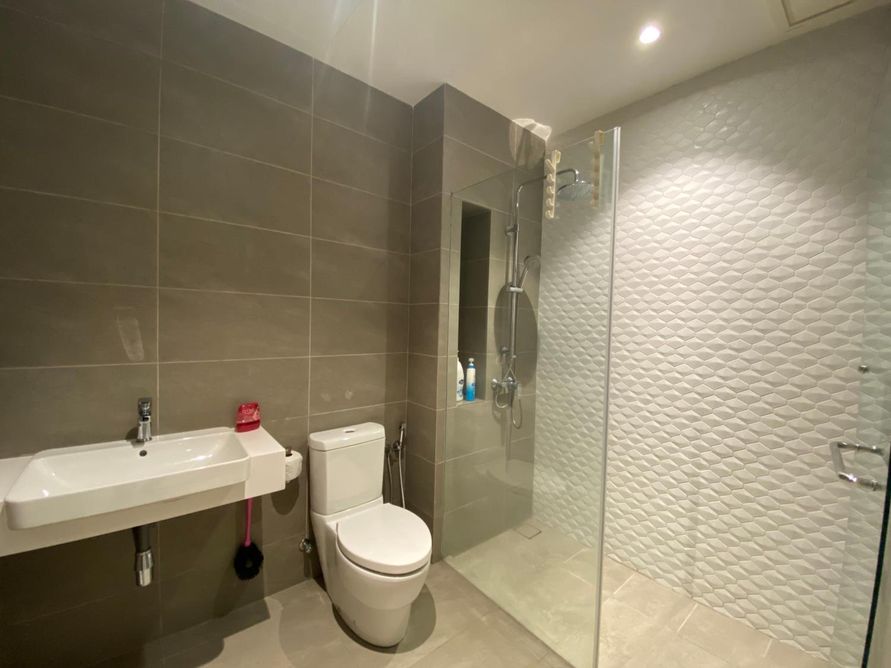 4 Pax Monorail Suite next to Quill City Mall