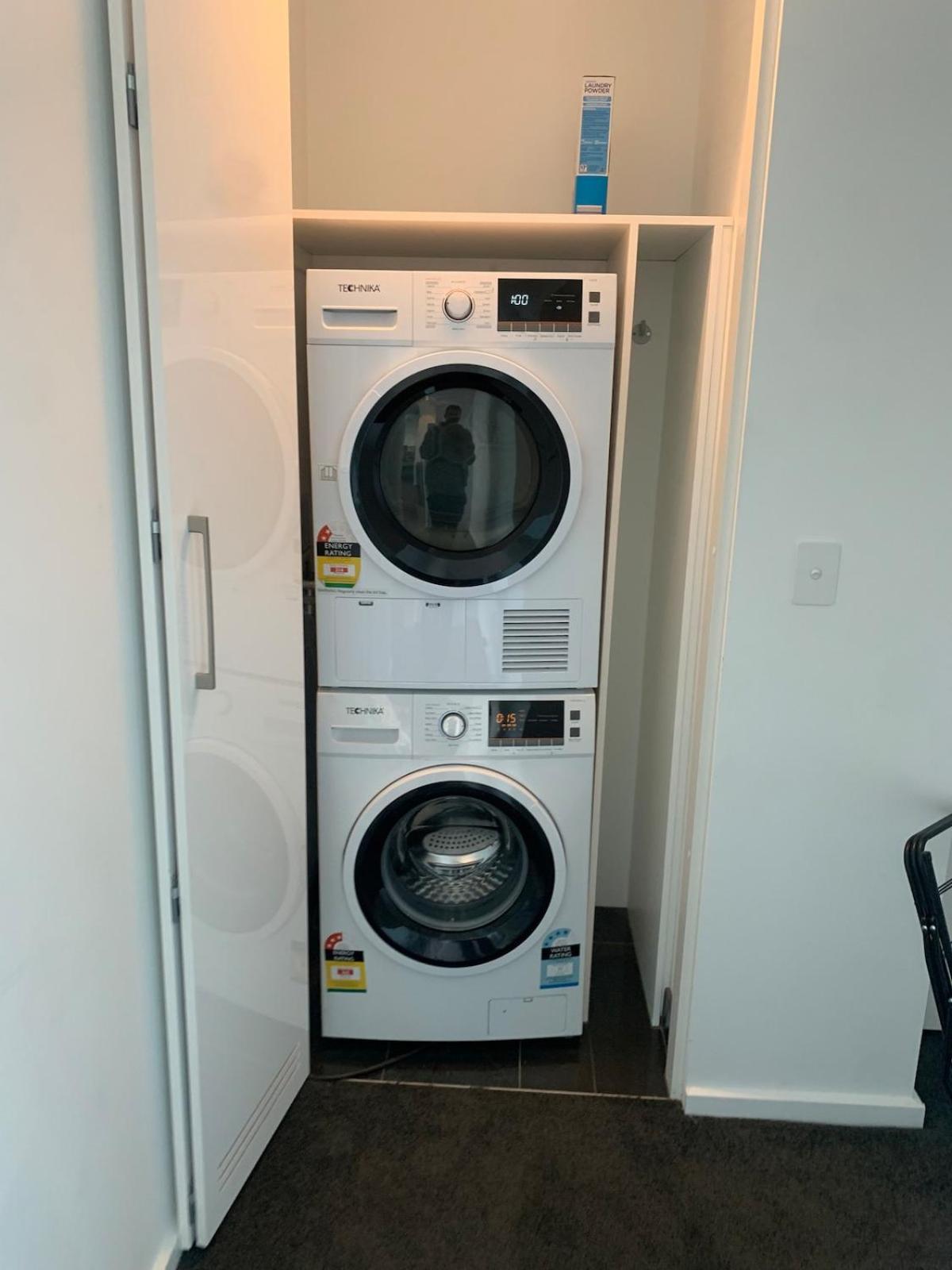 Spacious Apt on 44th Flr Amazing City, Bay Views