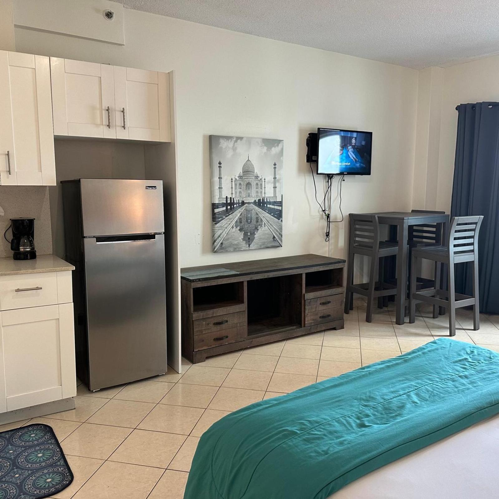 Ocean Front Casablanca Studios with FULL KITCHENS & Beach access By BL Rentals