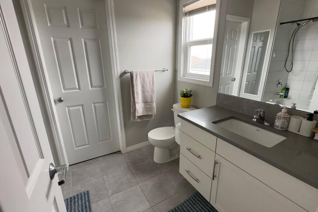 Cozy Home Near Calgary Airport