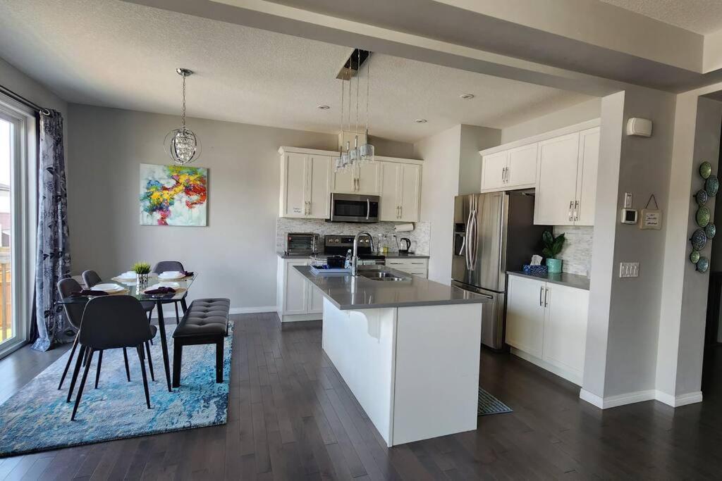 Cozy Home Near Calgary Airport