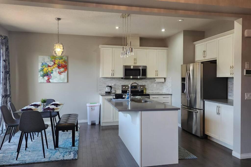Cozy Home Near Calgary Airport