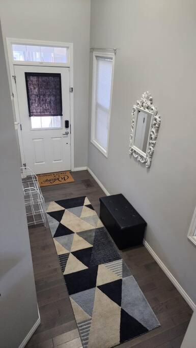 Cozy Home Near Calgary Airport