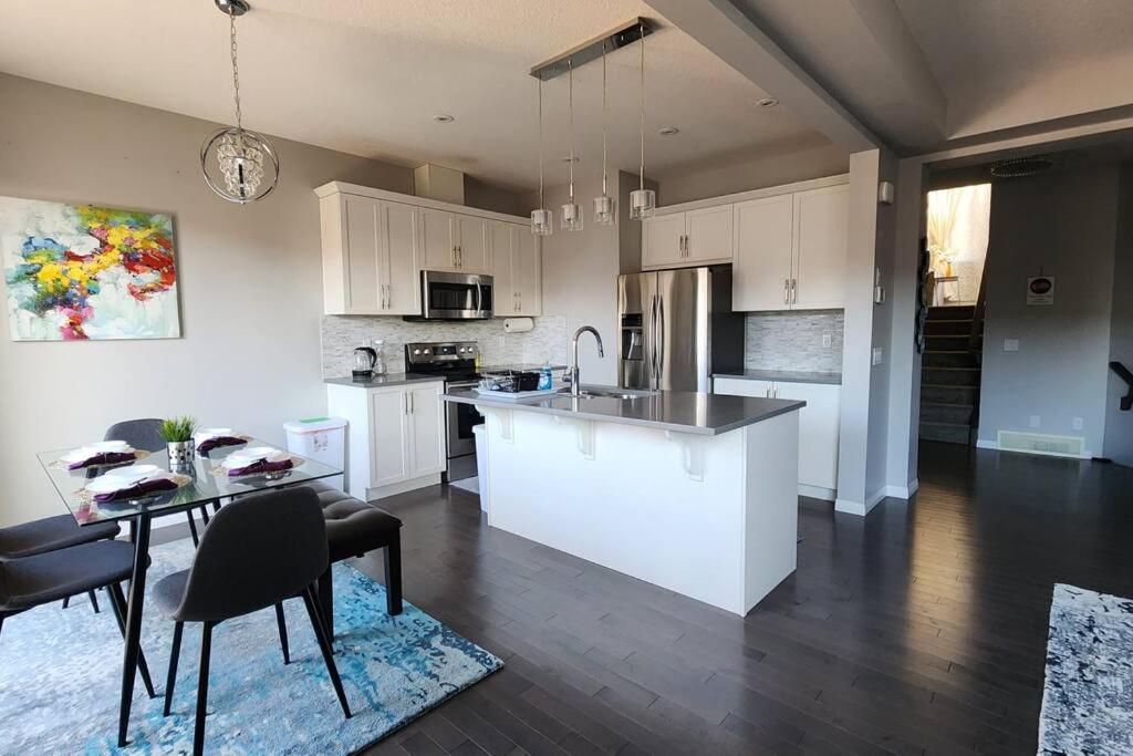 Cozy Home Near Calgary Airport