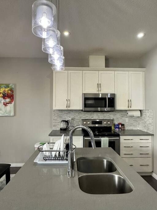 Cozy Home Near Calgary Airport