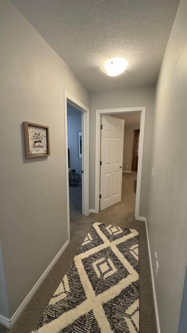 Cozy Home Near Calgary Airport