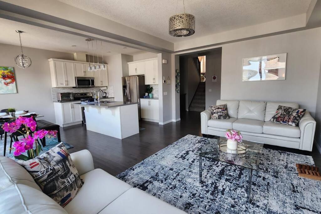 Cozy Home Near Calgary Airport