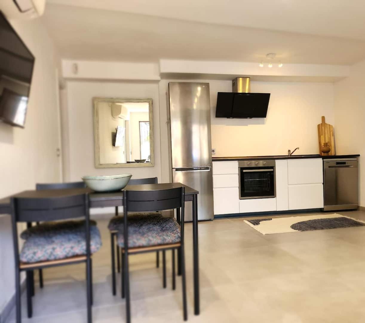 Modern apartment Camelia by the beach