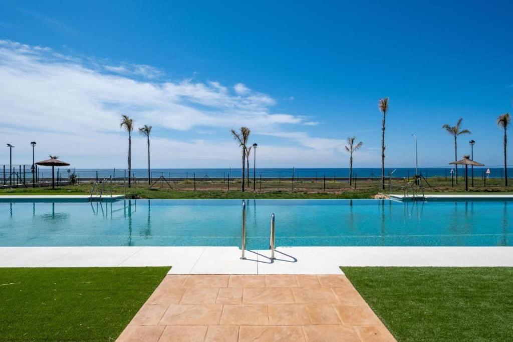 1º Línea de playa con piscina panorámica & parking