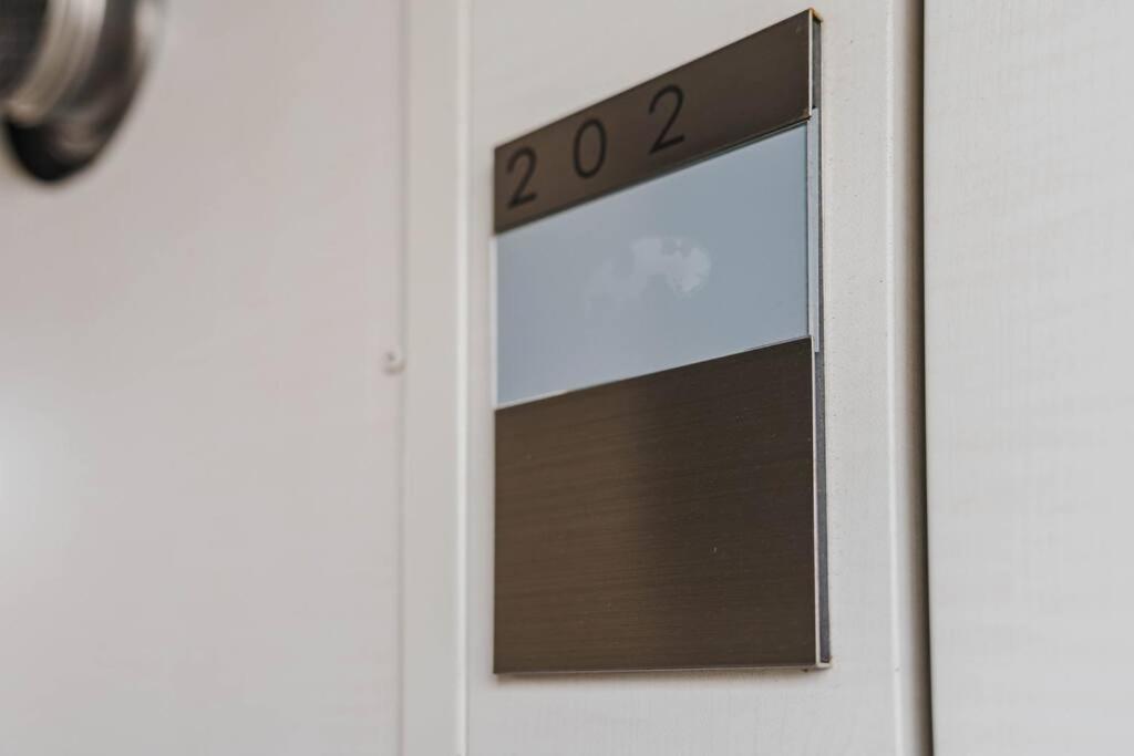 QH202 New Tokyo Apartment, Direct access to Ueno, Asakusa, Disneyland, Airport