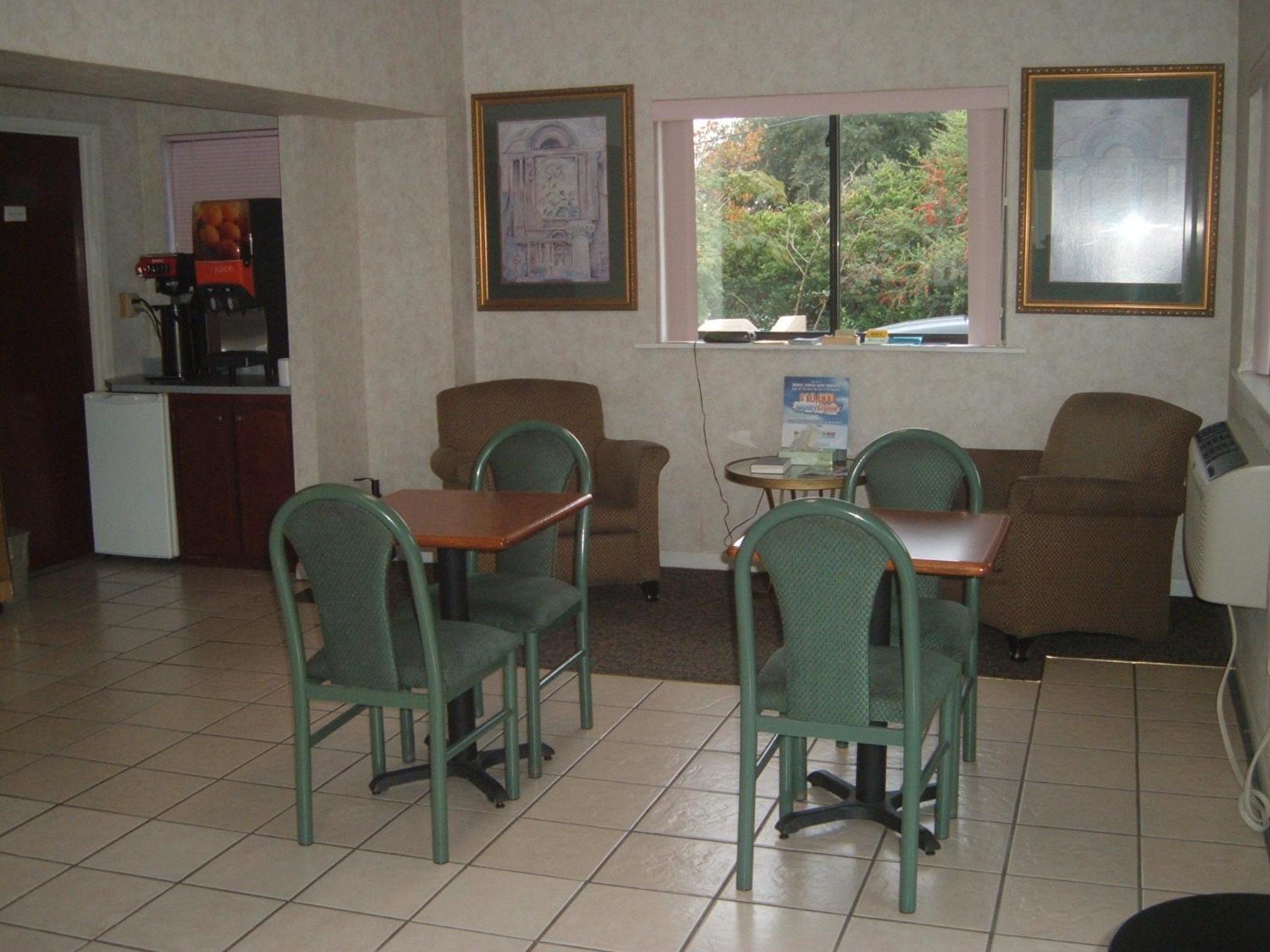 Laurel Vacations - Super 8 by Wyndham Laurel - Property Image 9